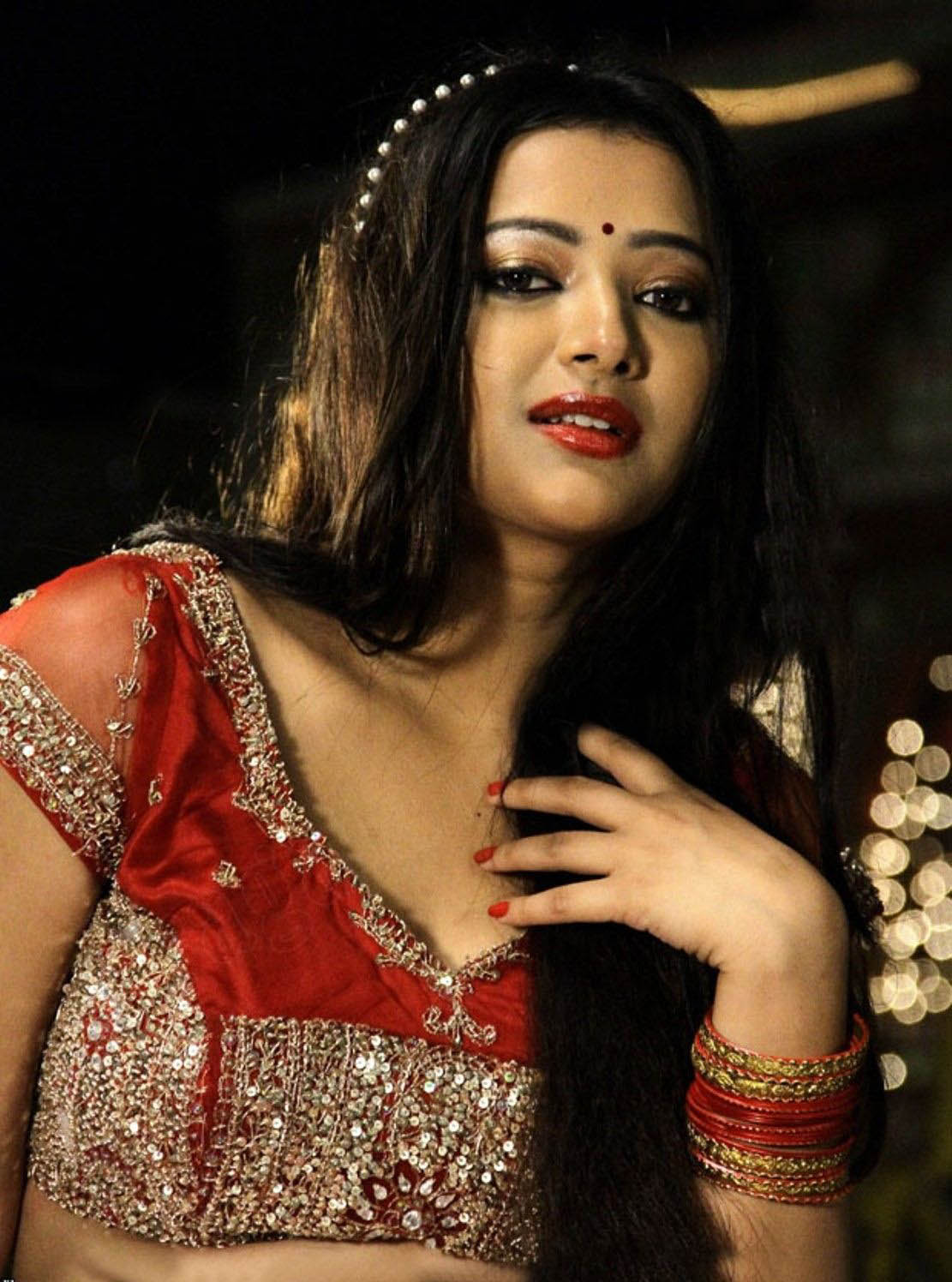 Swetha Basu Prasad Photos : Pictures, Latest Images, Stills Of Swetha ...