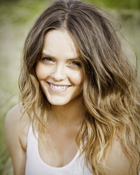 Rebecca Breeds Biography, Family, Career, Birthday, Height, Age, Net ...